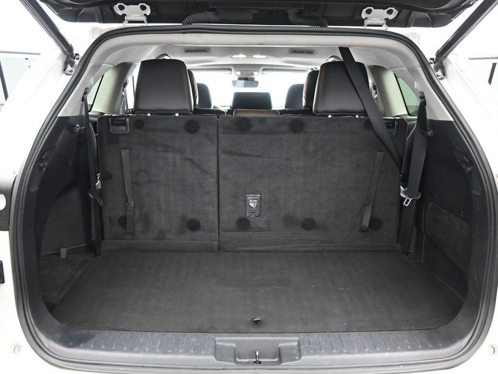 Used 2023 Toyota Highlander XLE AWD/4WD image 16