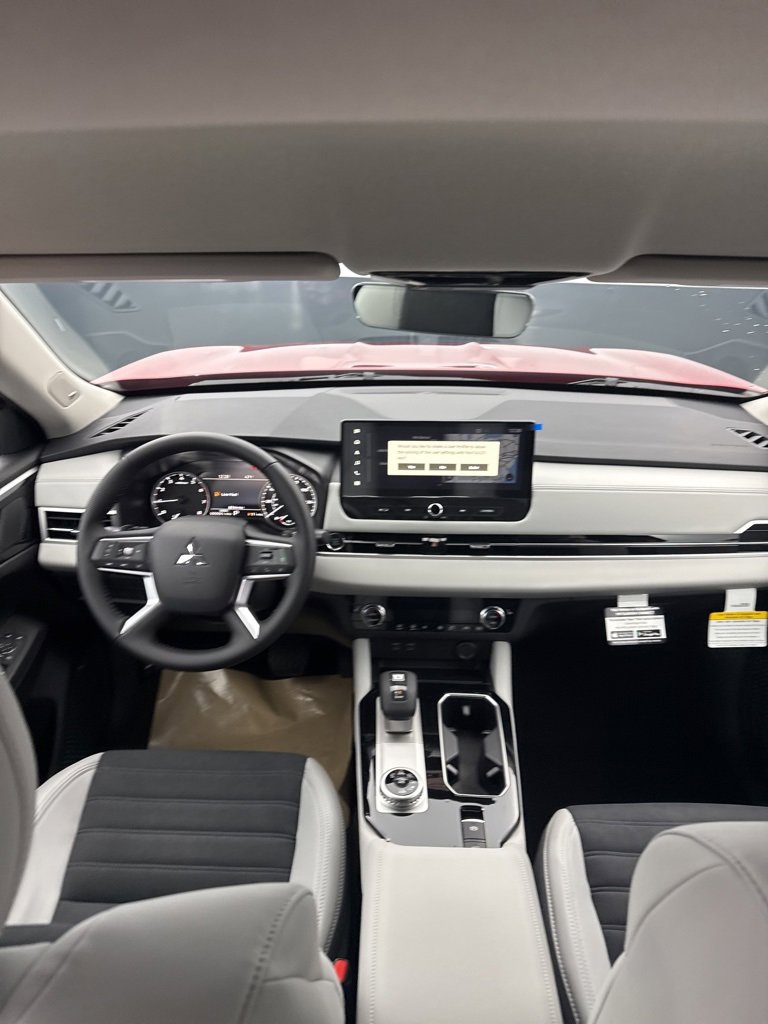 New 2025 Mitsubishi Outlander SE image 32