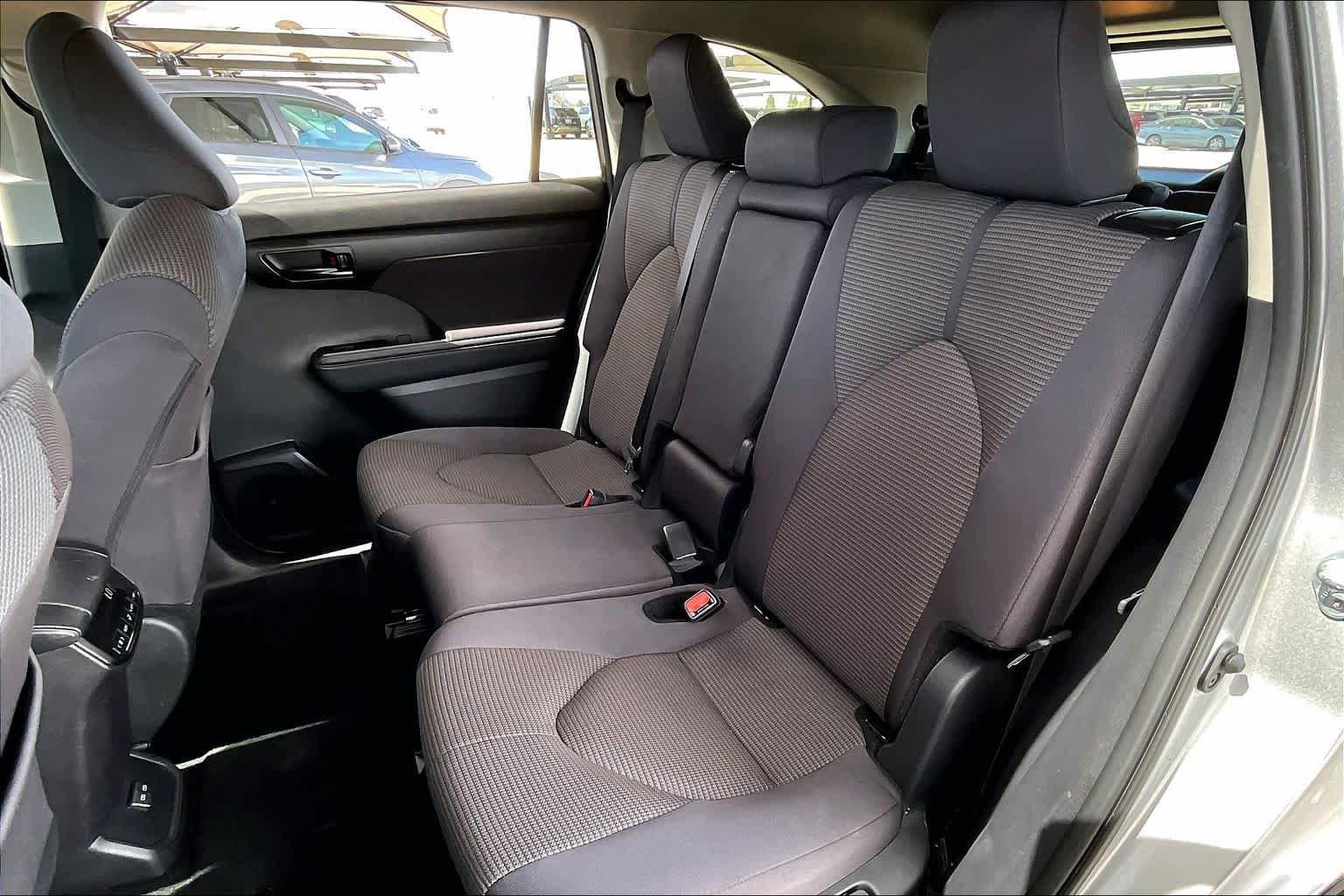 Used 2025 Toyota Highlander LE FWD image 18