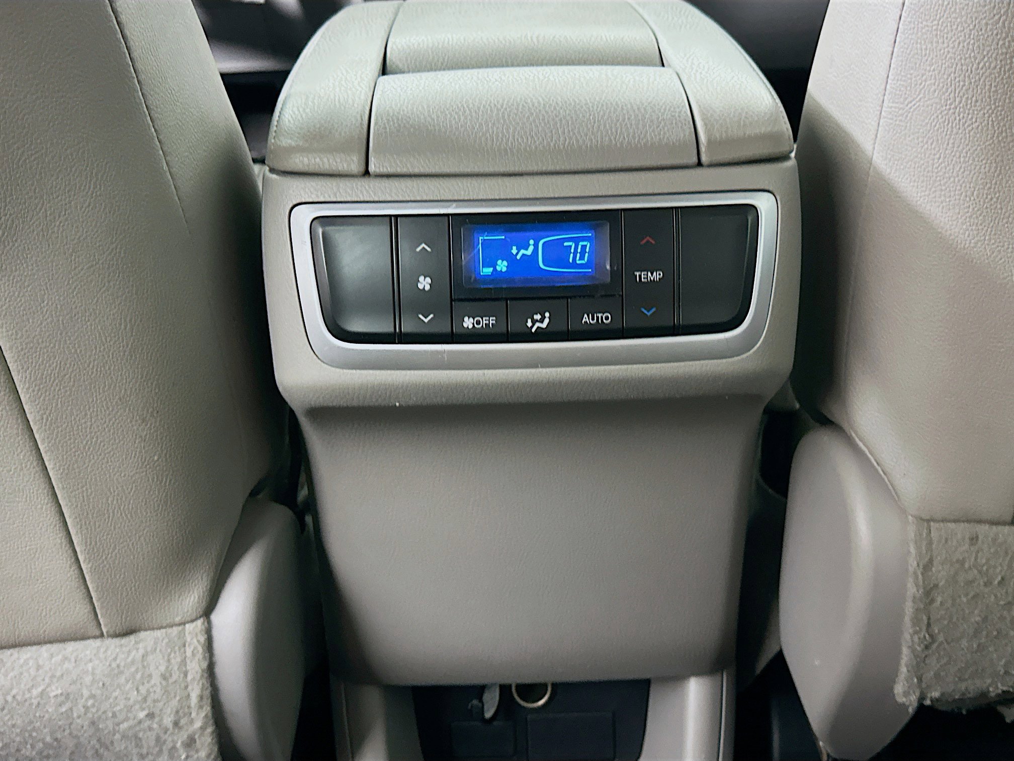 Used 2014 Toyota Highlander Plus FWD image 25