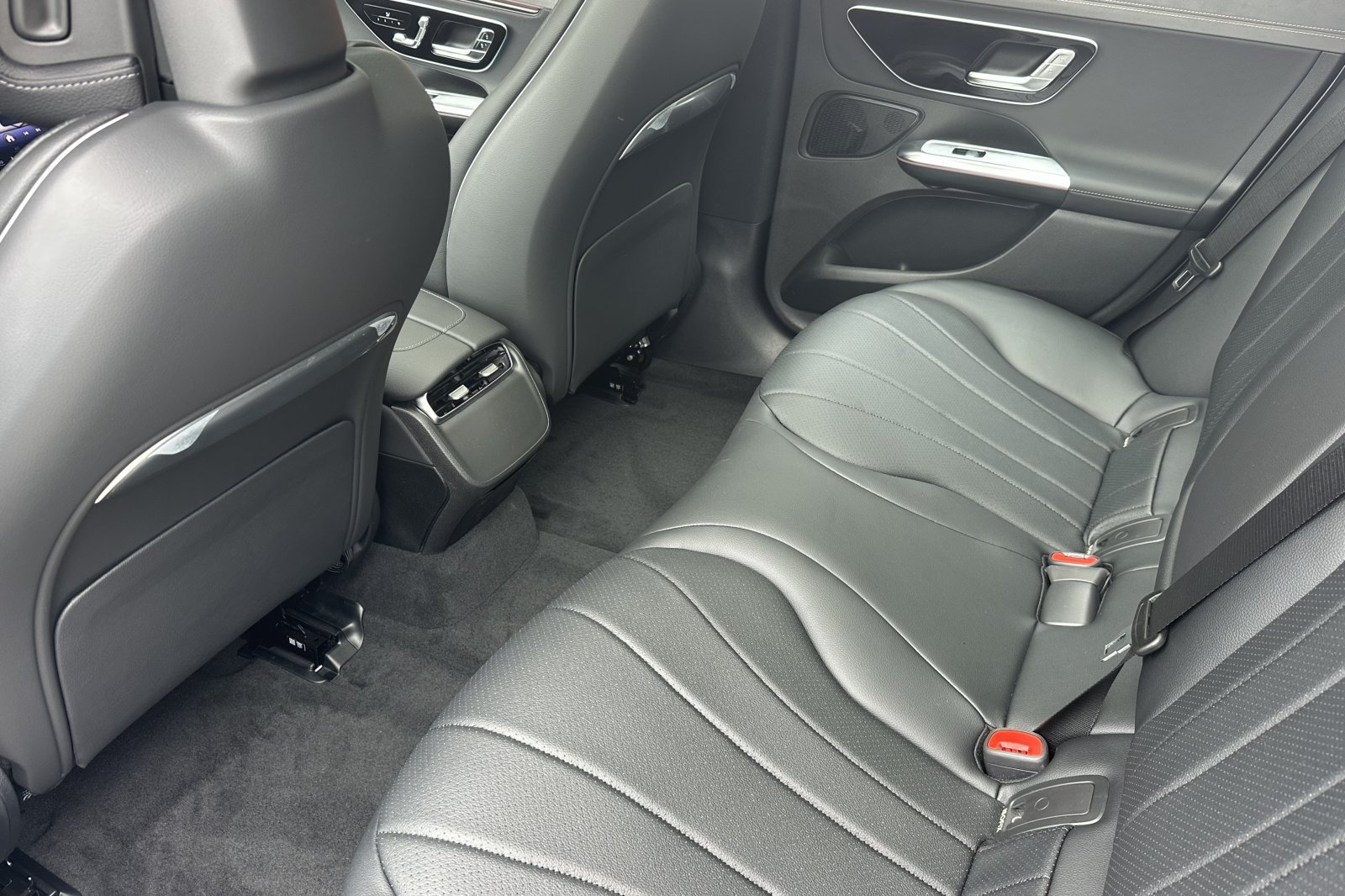 New 2026 Mercedes-Benz EQE 320 4MATIC Sedan image 12