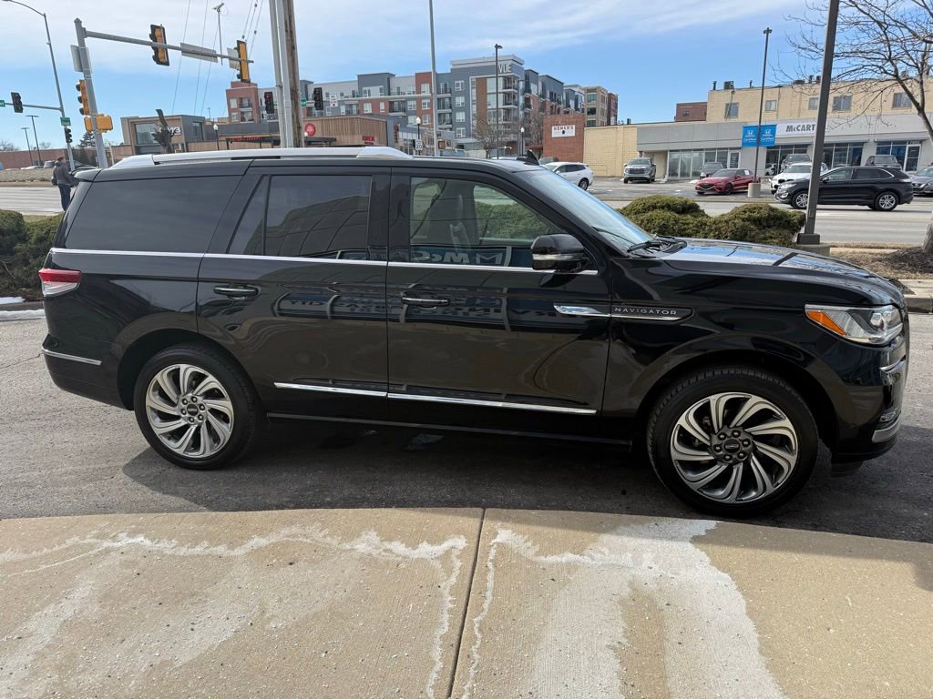 Used 2024 Lincoln Navigator Reserve image 4