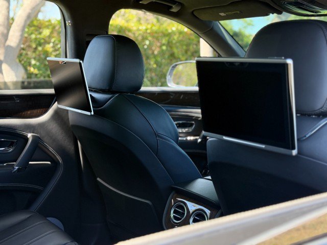 Used 2018 Bentley Bentayga AWD/4WD image 37