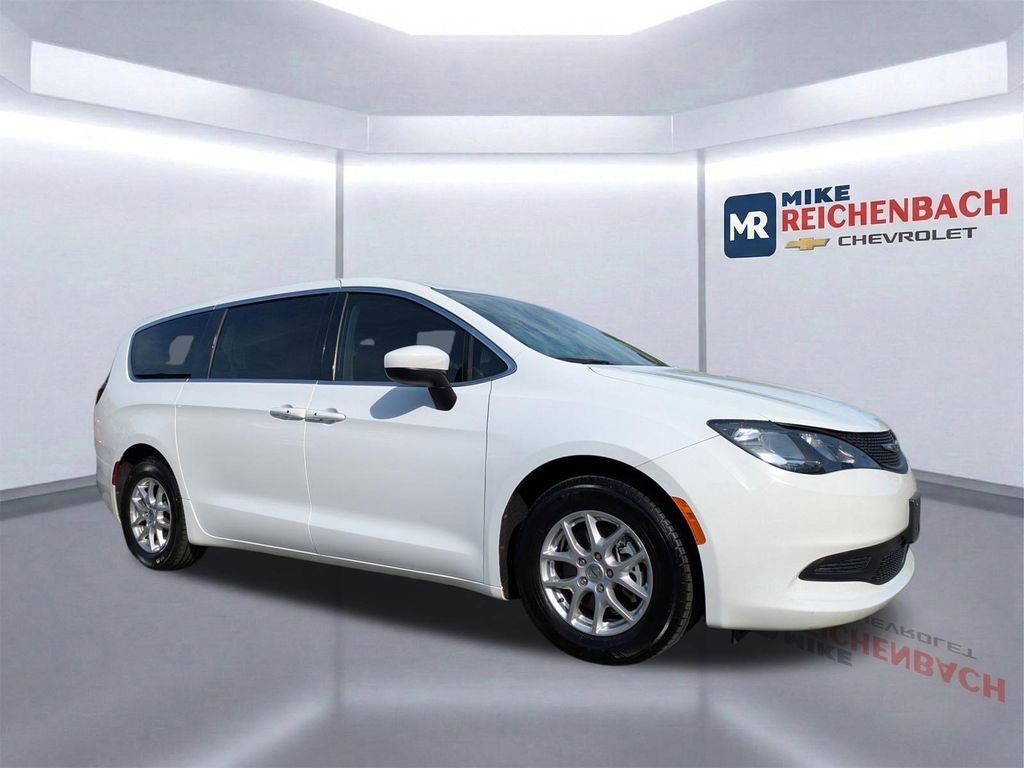Used 2023 Chrysler Voyager LX image 2
