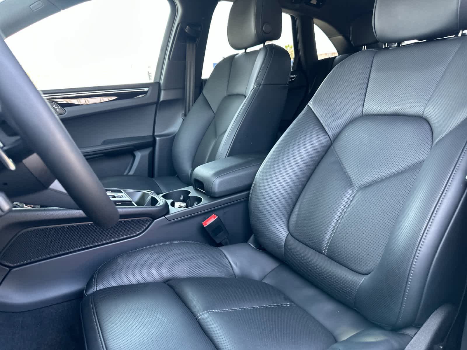 Certified 2025 Porsche Macan AWD/4WD image 5