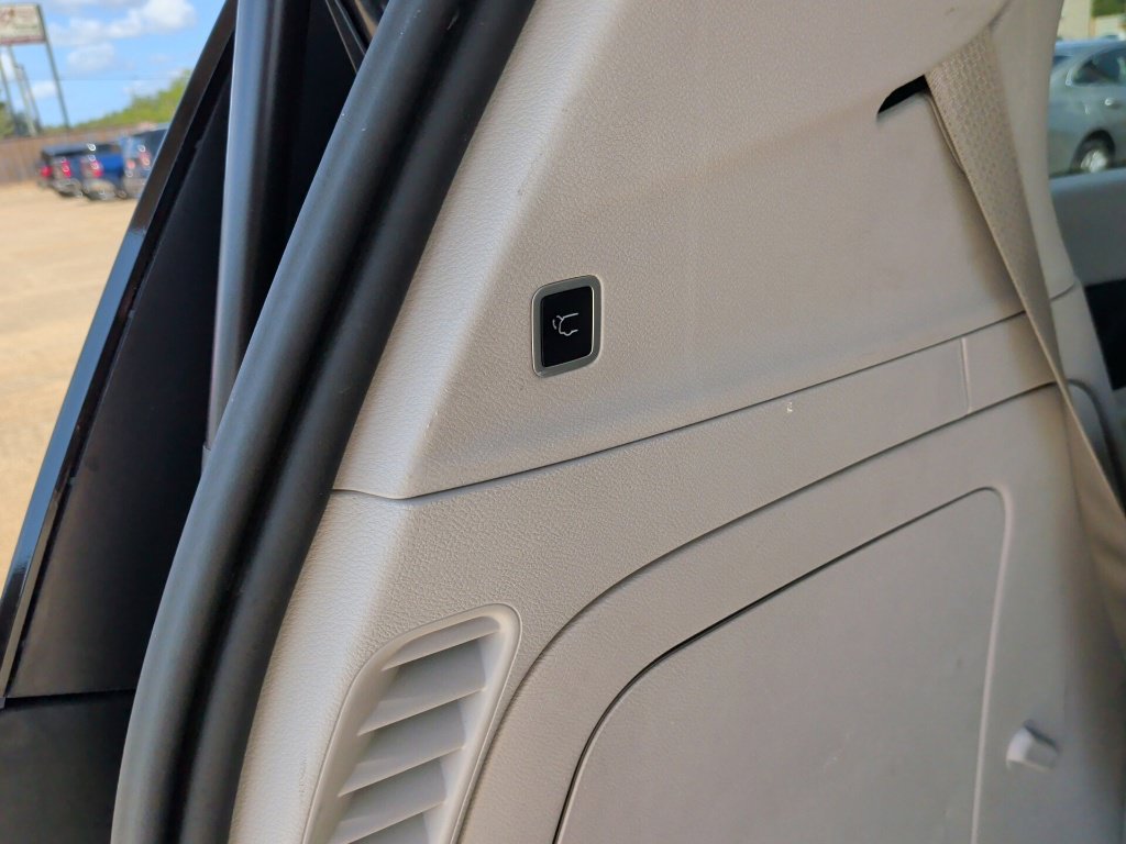 Used 2023 Chrysler Pacifica Touring-L FWD image 39