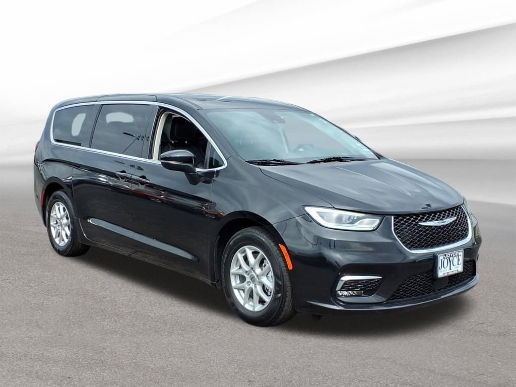Used 2023 Chrysler Pacifica Touring-L FWD image 8