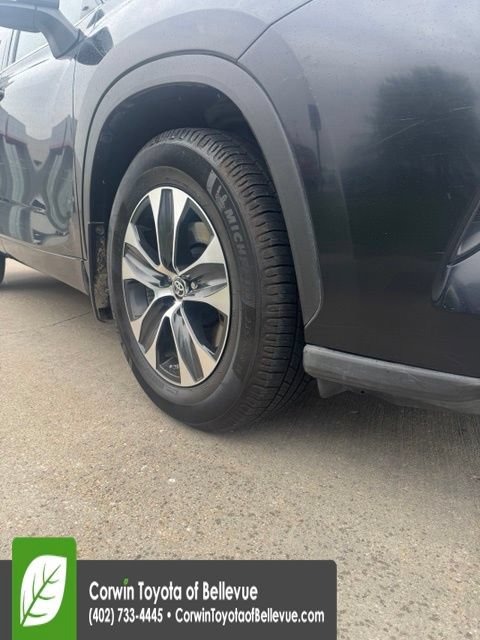 Used 2020 Toyota Highlander XLE AWD/4WD image 24