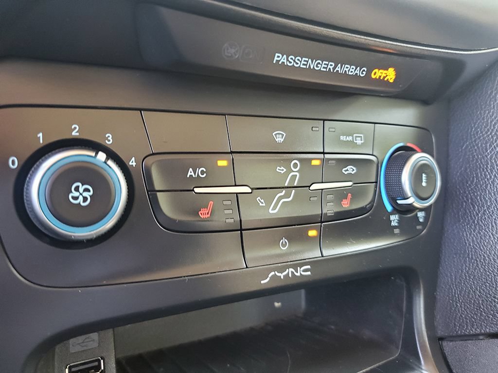 Used 2015 Ford Focus SE w/ SE Cold Weather Package FWD image 22