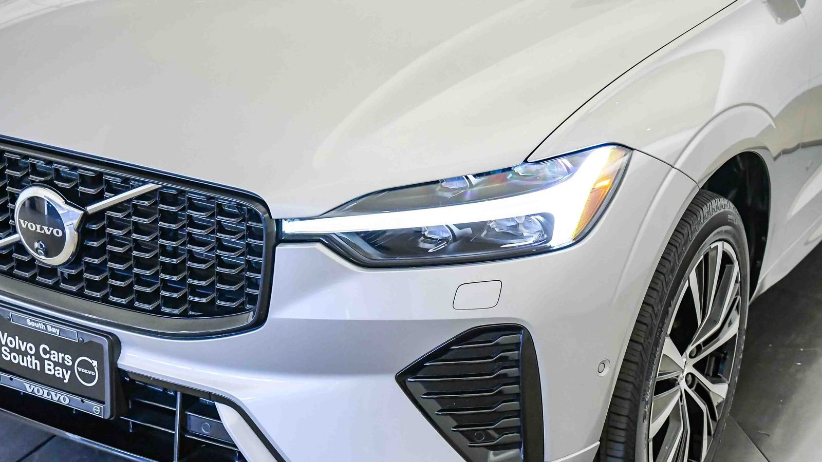 Certified 2025 Volvo XC60 B5 Plus image 9