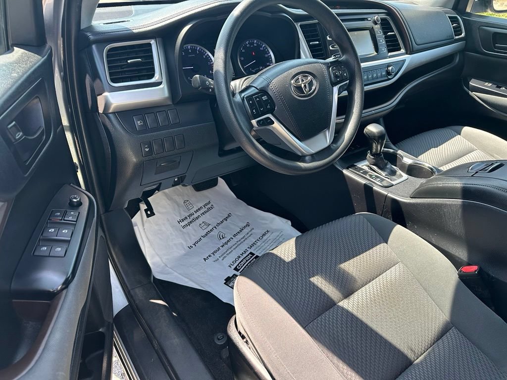 Used 2019 Toyota Highlander LE AWD/4WD image 11