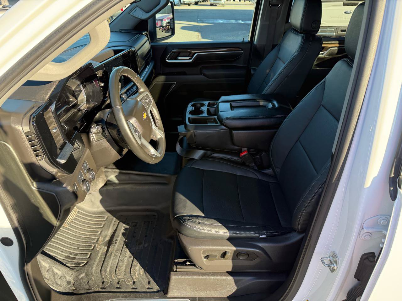 Used 2025 Chevrolet Silverado 2500 LT w/ Convenience Package AWD/4WD image 11