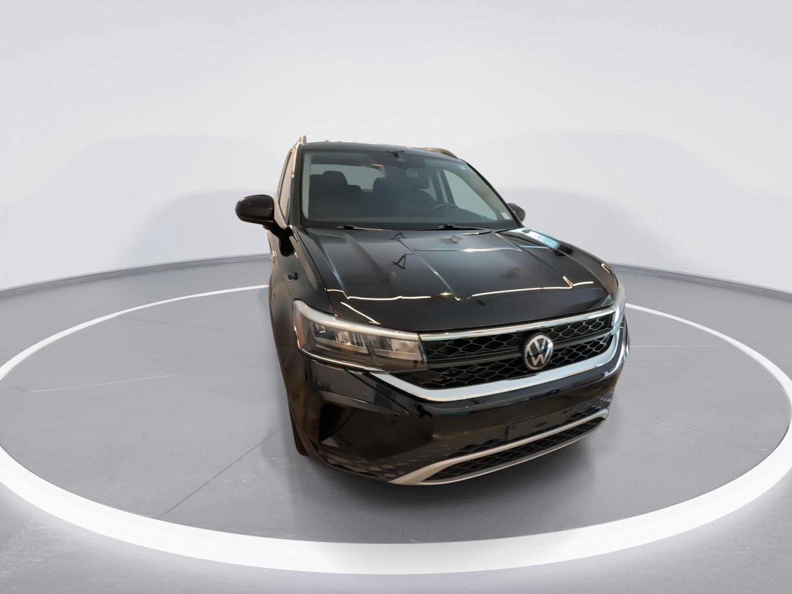 Used 2024 Volkswagen Taos SE w/ Panoramic Sunroof Package AWD/4WD image 3