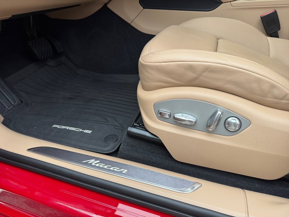 Certified 2025 Porsche Macan image 25