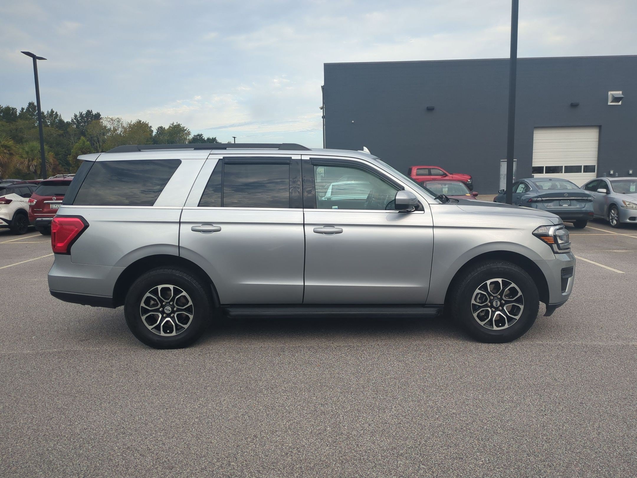 Used 2023 Ford Expedition XLT RWD image 2