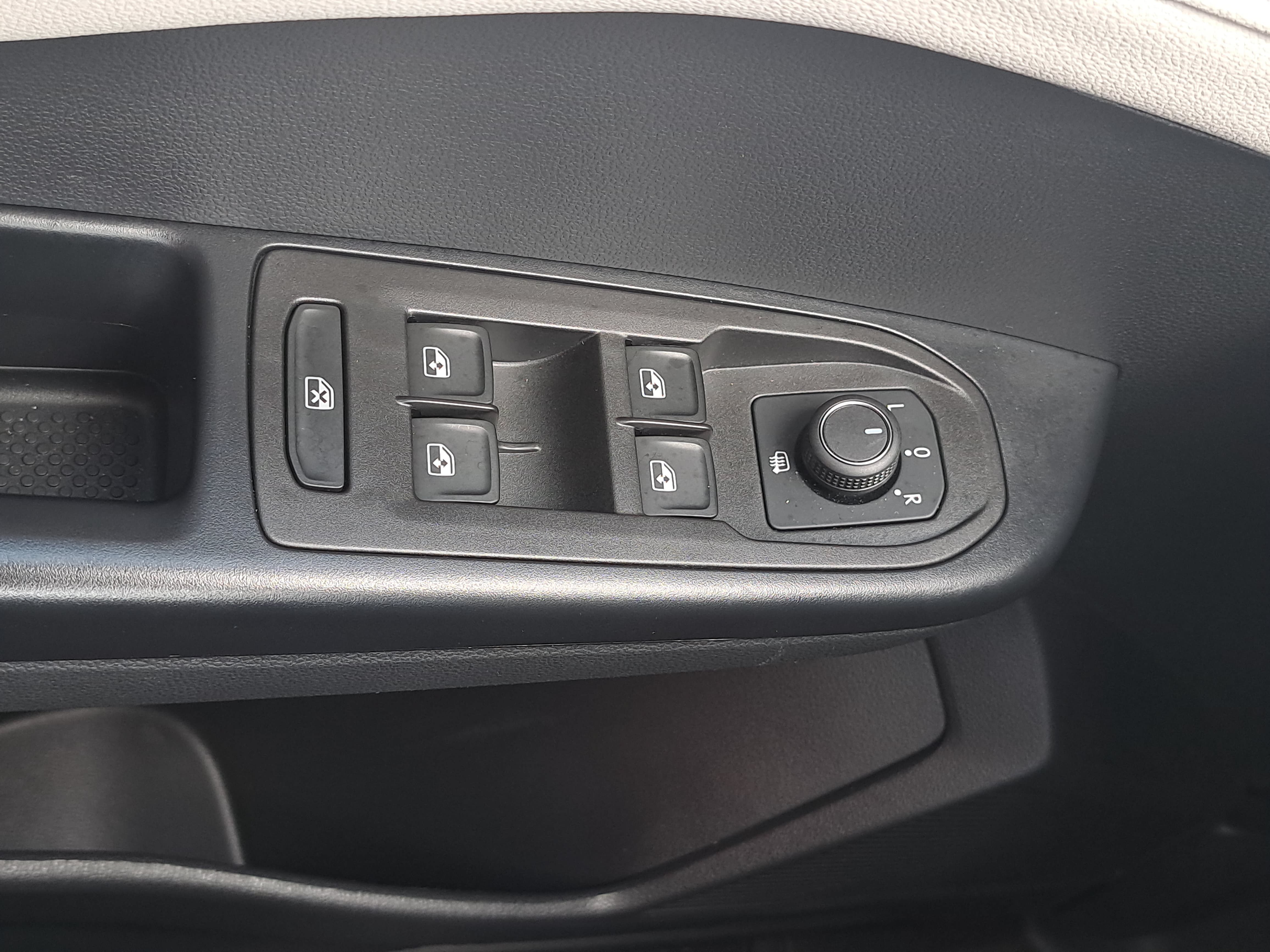 Used 2025 Volkswagen Taos SEL AWD/4WD image 28