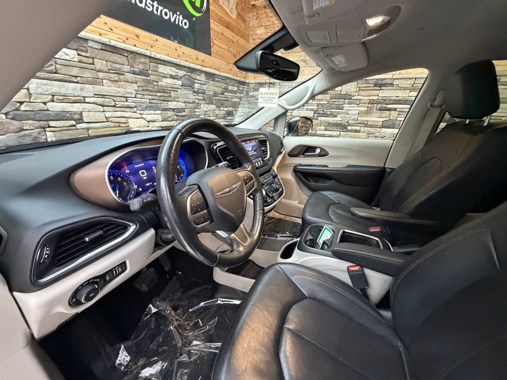 Used 2019 Chrysler Pacifica Touring-L Plus image 10