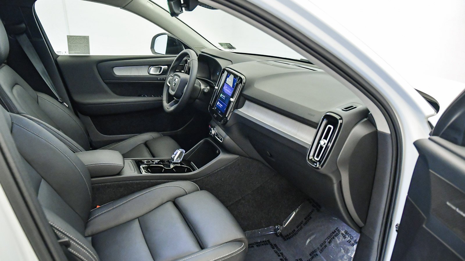 Certified 2025 Volvo XC40 B5 Plus w/ Climate Package image 17