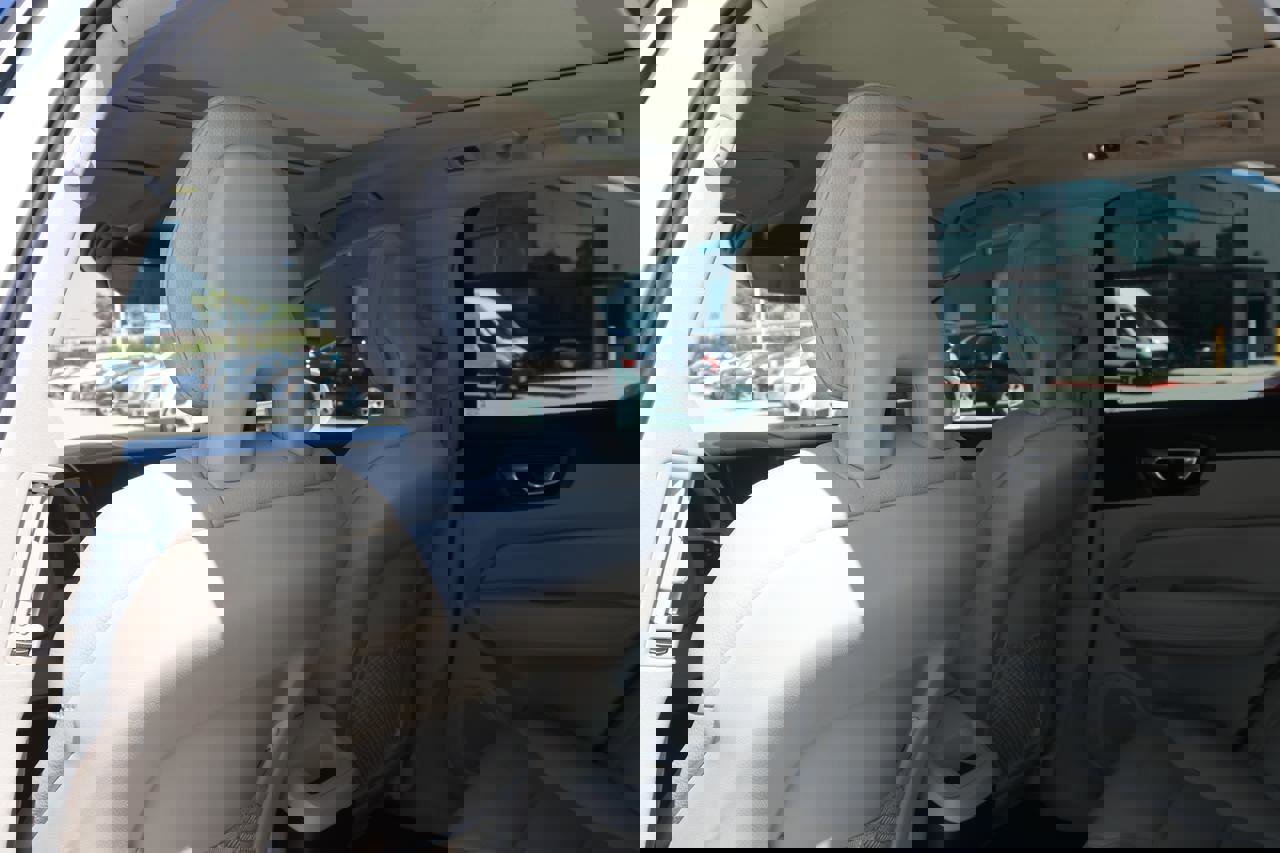 Used 2018 Volvo XC60 T6 Momentum w/ Convenience Package image 15