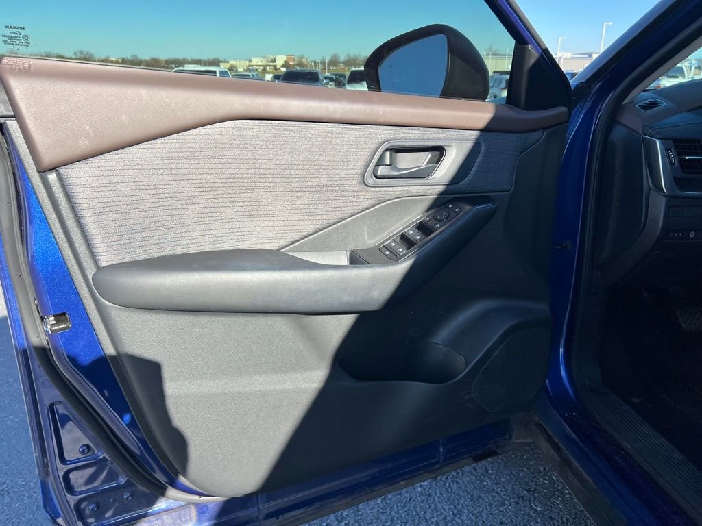 Used 2023 Nissan Rogue S image 13