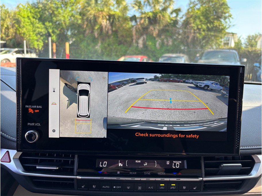 Used 2025 Toyota Sienna Platinum AWD/4WD image 34