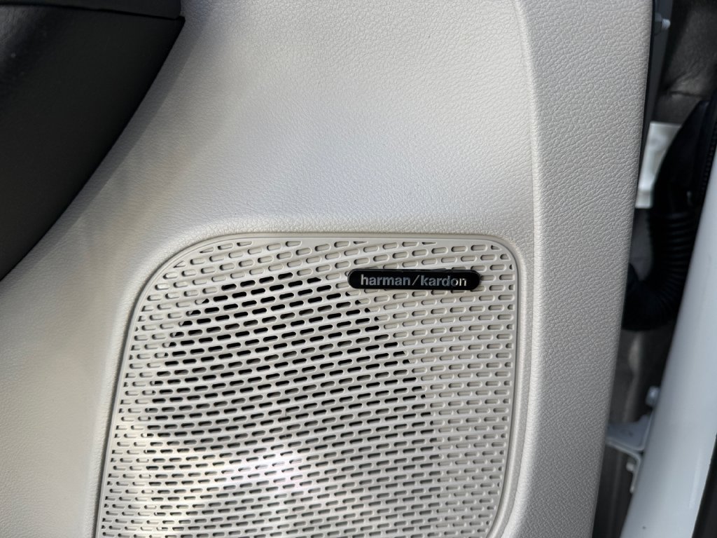 Used 2023 Chrysler Pacifica Limited w/ Uconnect Theater Family Group FWD image 30