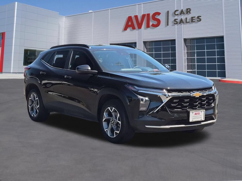 Used 2025 Chevrolet Trax LT w/ LT Convenience Package FWD image 3