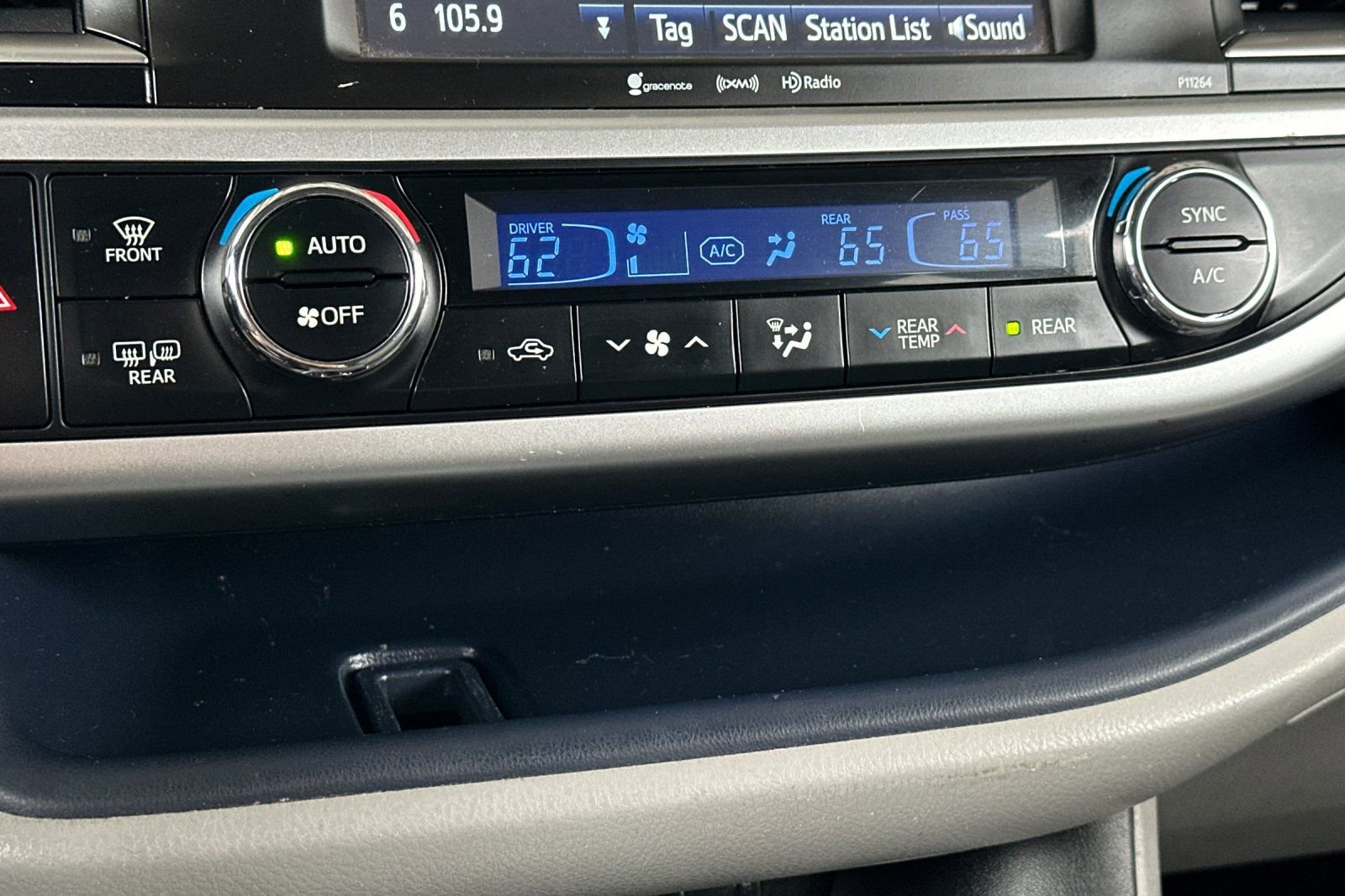 Used 2016 Toyota Highlander Plus w/ Preferred Accessory Package FWD image 28