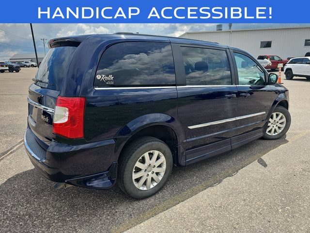 Used 2013 Chrysler Town & Country Touring FWD image 5