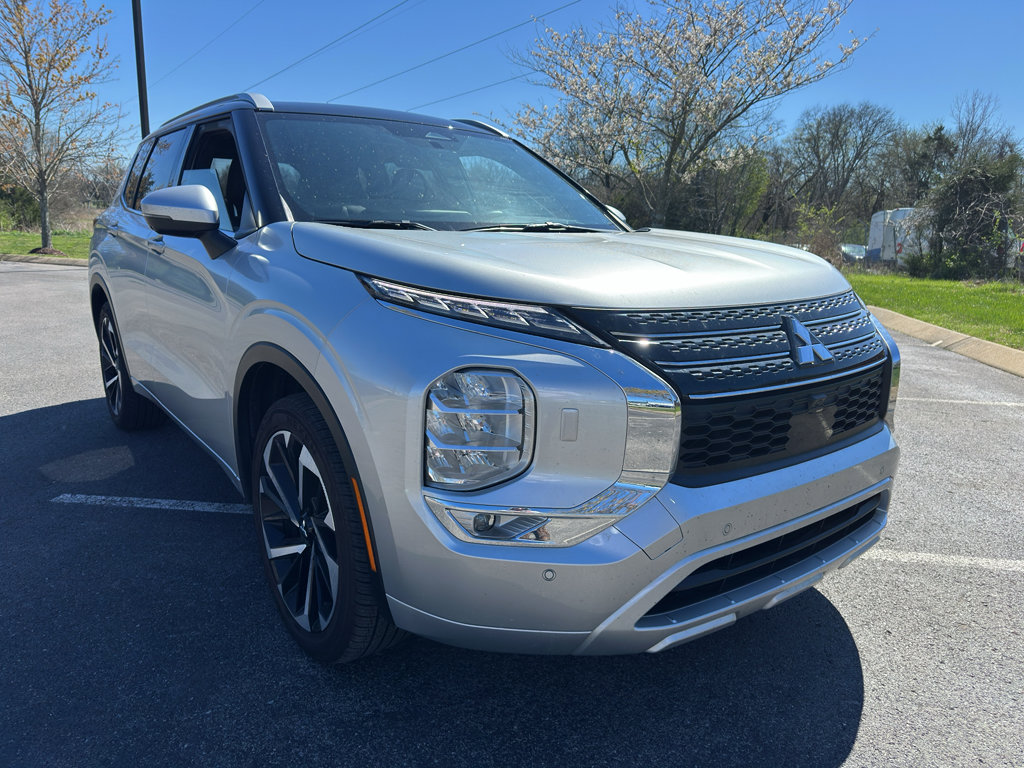 Used 2024 Mitsubishi Outlander SEL image 1