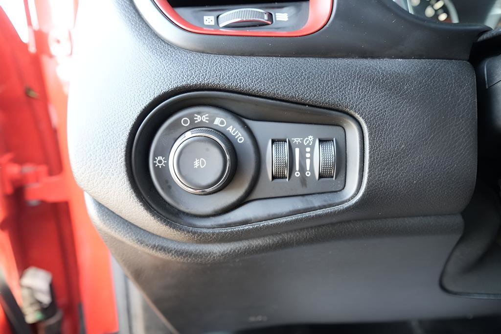 Used 2015 Jeep Renegade Trailhawk AWD/4WD image 24