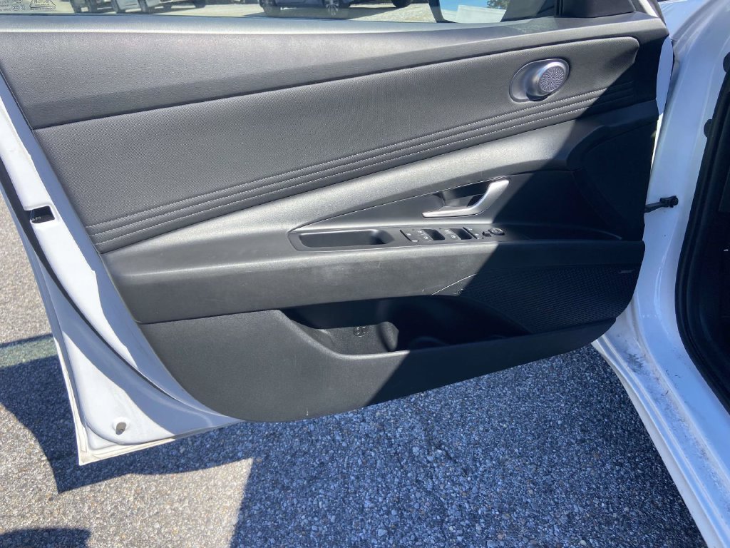 Used 2025 Hyundai Elantra Limited FWD image 10