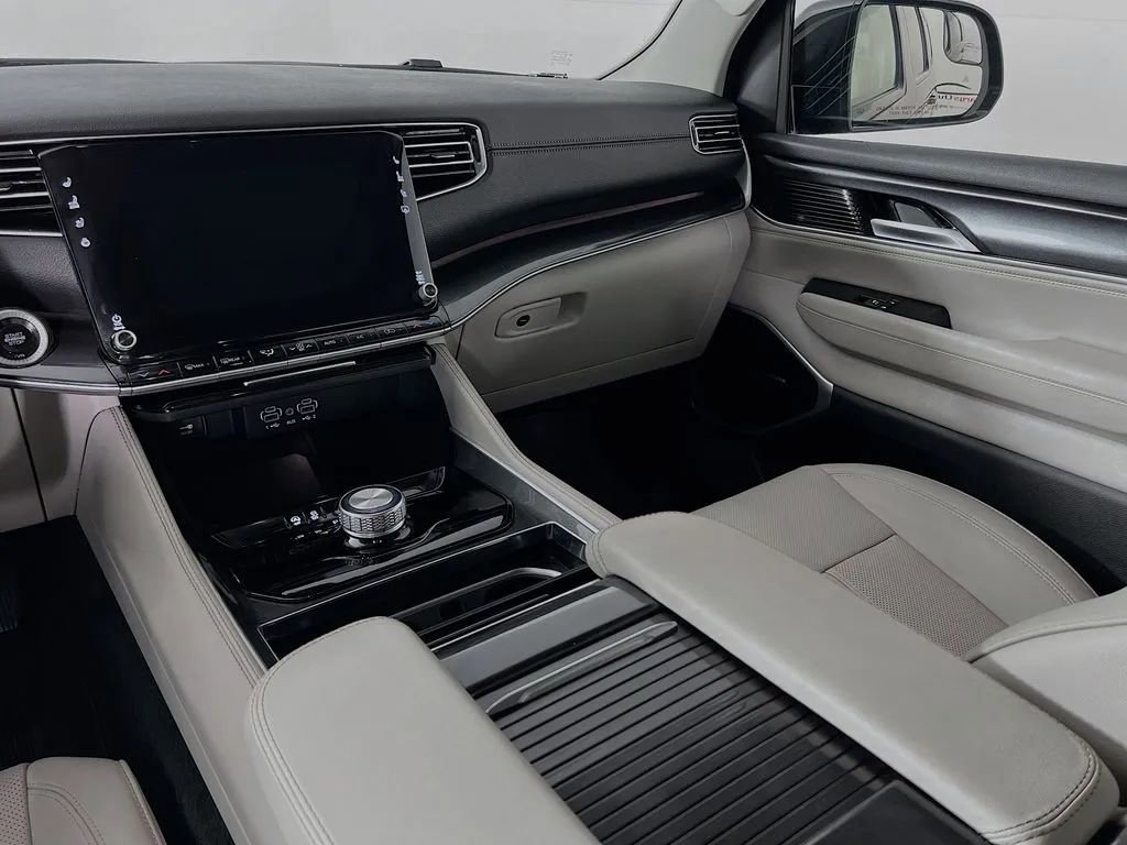 Used 2024 Jeep Wagoneer 2WD w/ Premium Group I image 26