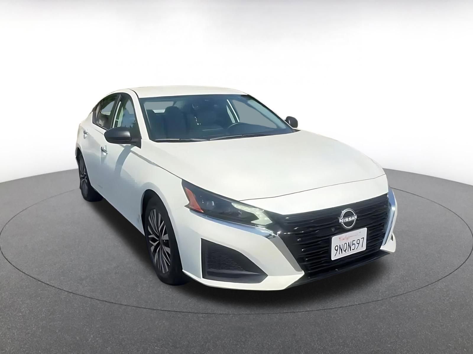 Used 2025 Nissan Altima 2.5 SV FWD image 3