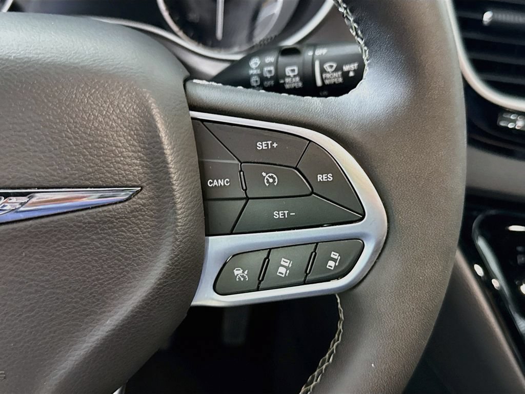 Used 2025 Chrysler Pacifica Select FWD image 23