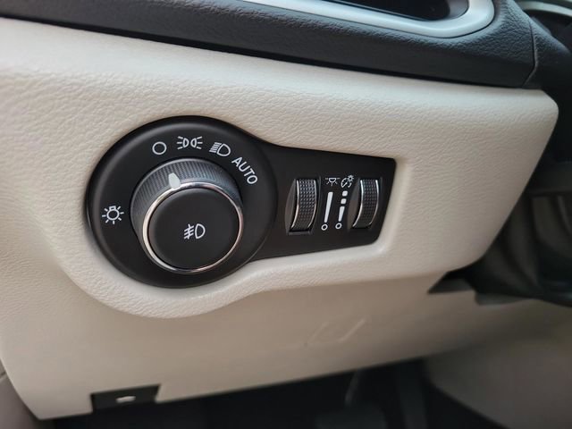 Used 2024 Chrysler Pacifica Touring-L image 29