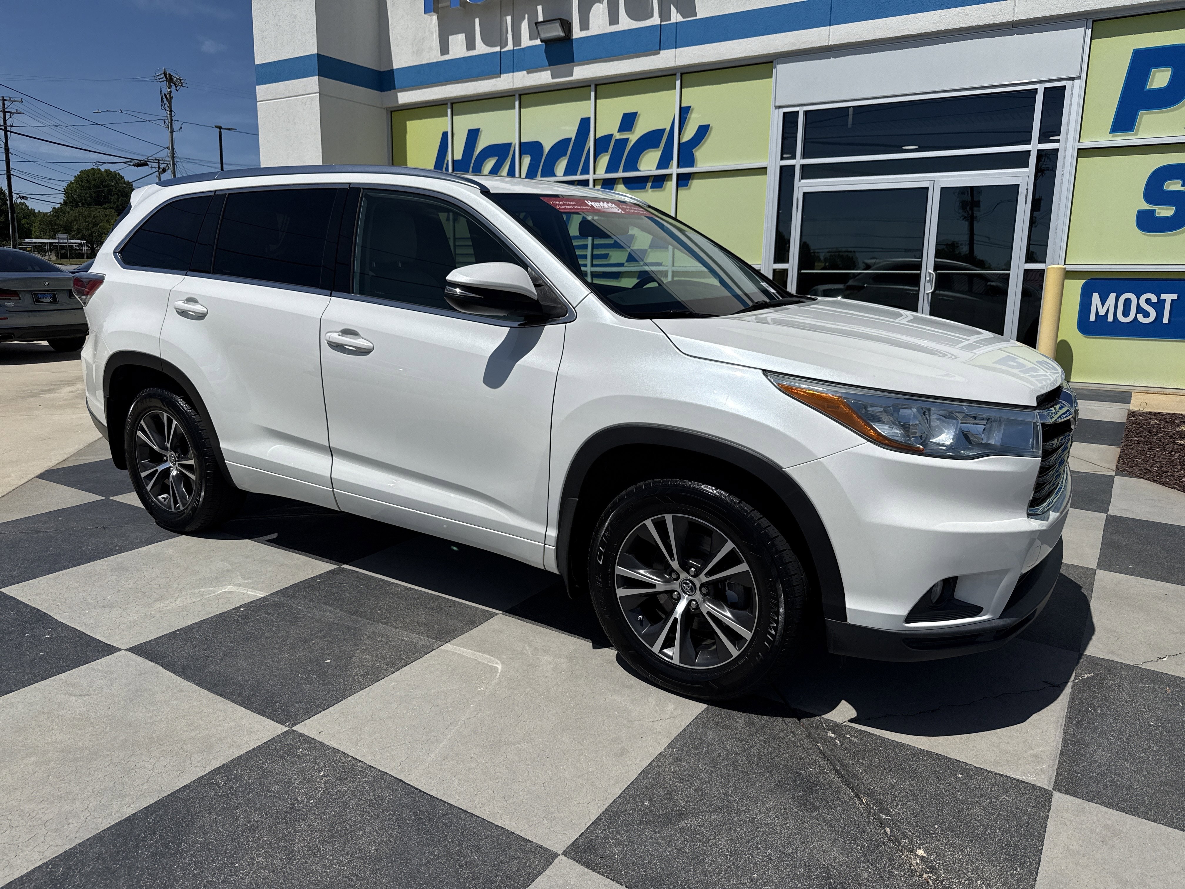 Used 2016 Toyota Highlander XLE AWD/4WD image 2