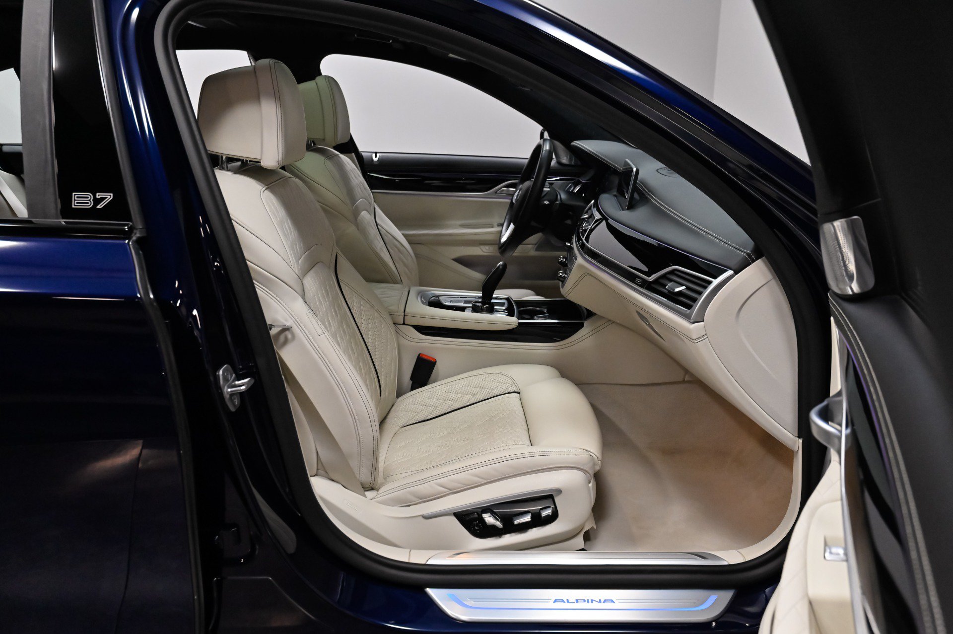 Used 2022 BMW ALPINA B7 xDrive AWD/4WD image 42