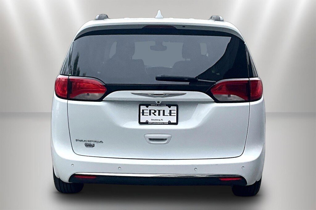 Used 2017 Chrysler Pacifica Touring-L FWD image 6