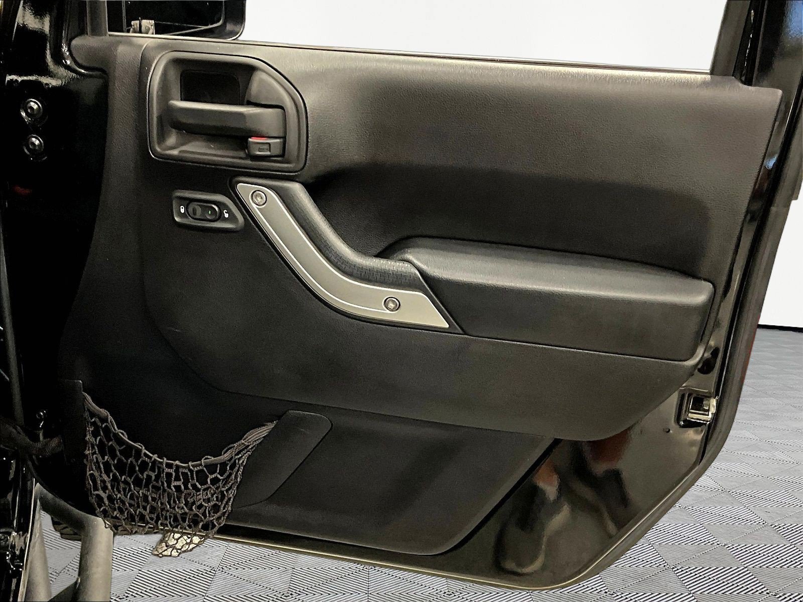 Used 2015 Jeep Wrangler Unlimited Sahara w/ Connectivity Group AWD/4WD image 27
