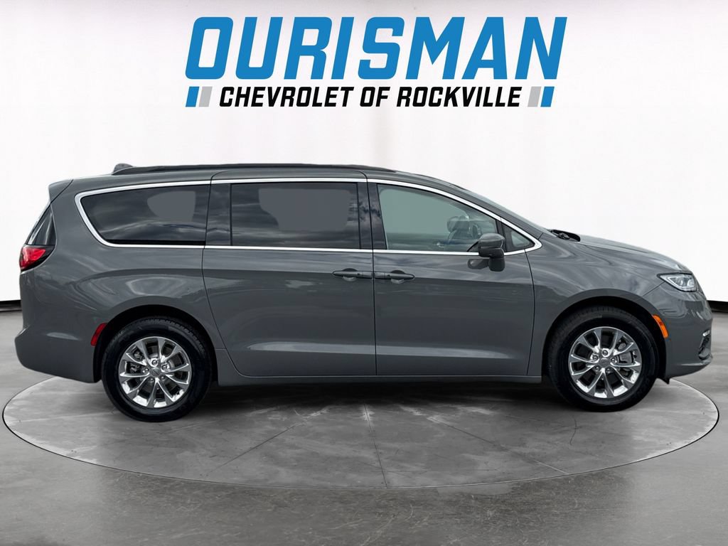 Used 2022 Chrysler Pacifica Touring-L w/ Uconnect Theater Family Group AWD/4WD image 7