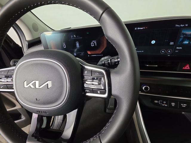 Used 2025 Kia Carnival FWD image 28