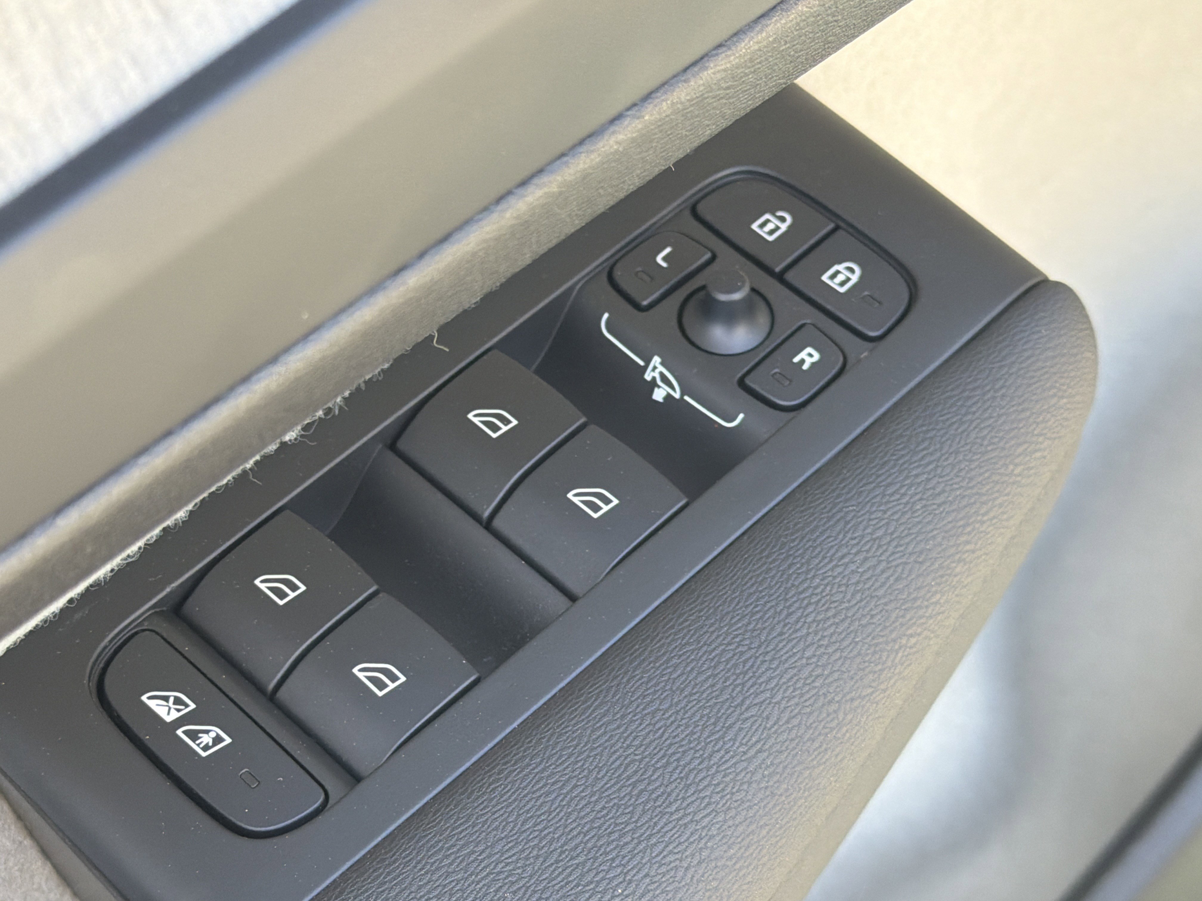 Certified 2025 Volvo XC40 B5 Ultra w/ Protection Package Premier image 15