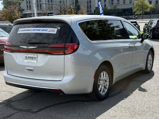Used 2024 Chrysler Pacifica Touring-L FWD image 3