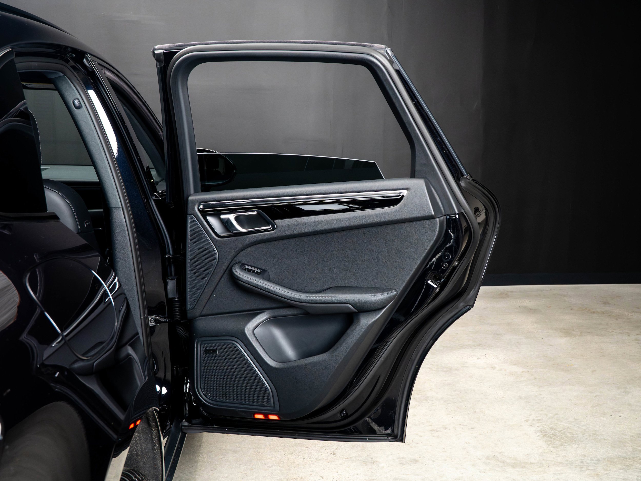 Certified 2025 Porsche Macan AWD/4WD image 38
