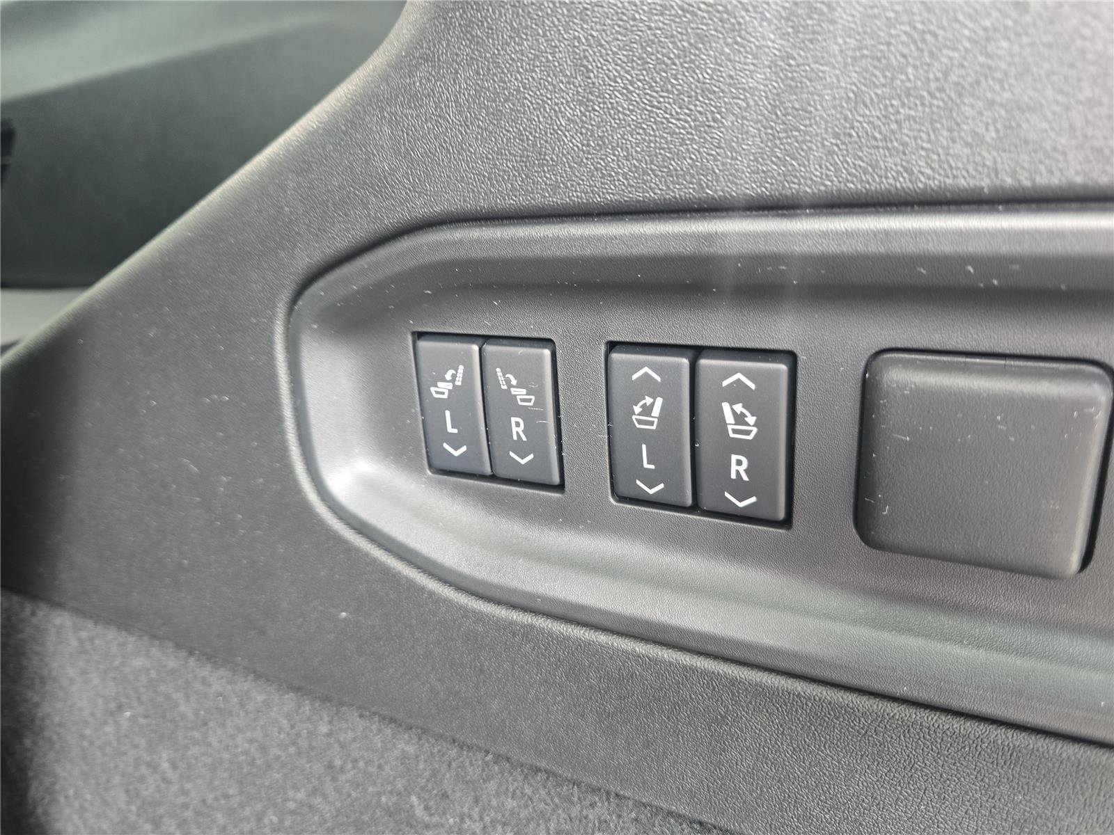 Used 2026 Cadillac Vistiq Sport w/ LPO, Floor Liner Package AWD/4WD image 9