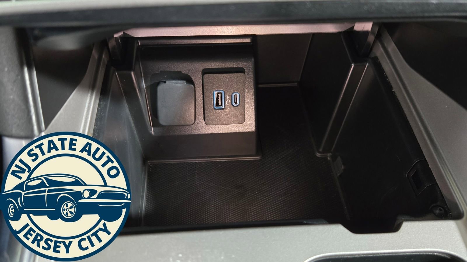 Used 2020 Ford Explorer XLT w/ Equipment Group 202A image 21