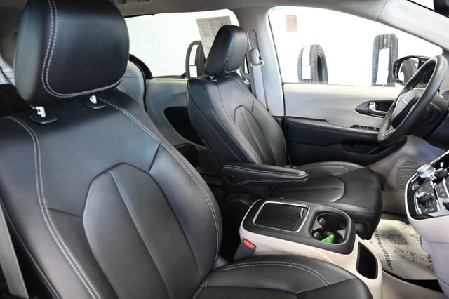 Used 2024 Chrysler Pacifica Touring-L FWD image 9