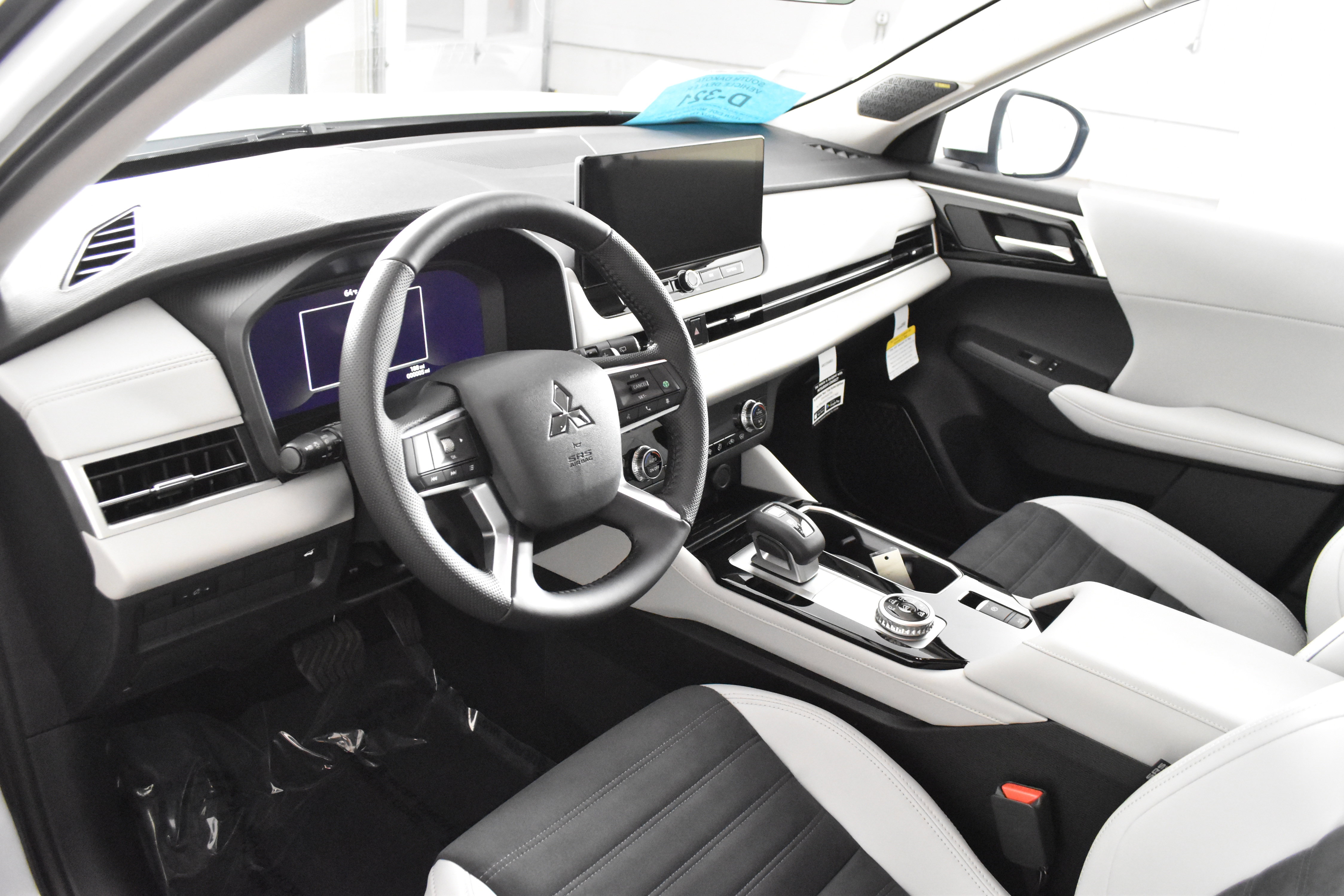 New 2025 Mitsubishi Outlander SE image 2