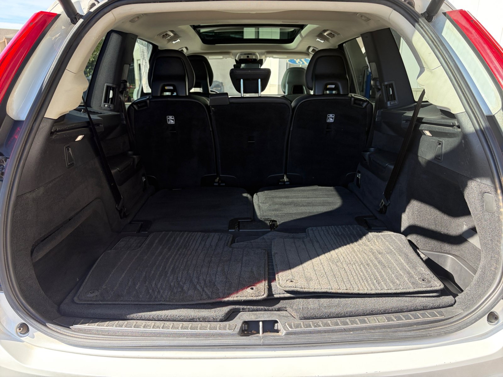 Used 2018 Volvo XC90 T6 Momentum w/ Momentum Plus Package AWD/4WD image 29